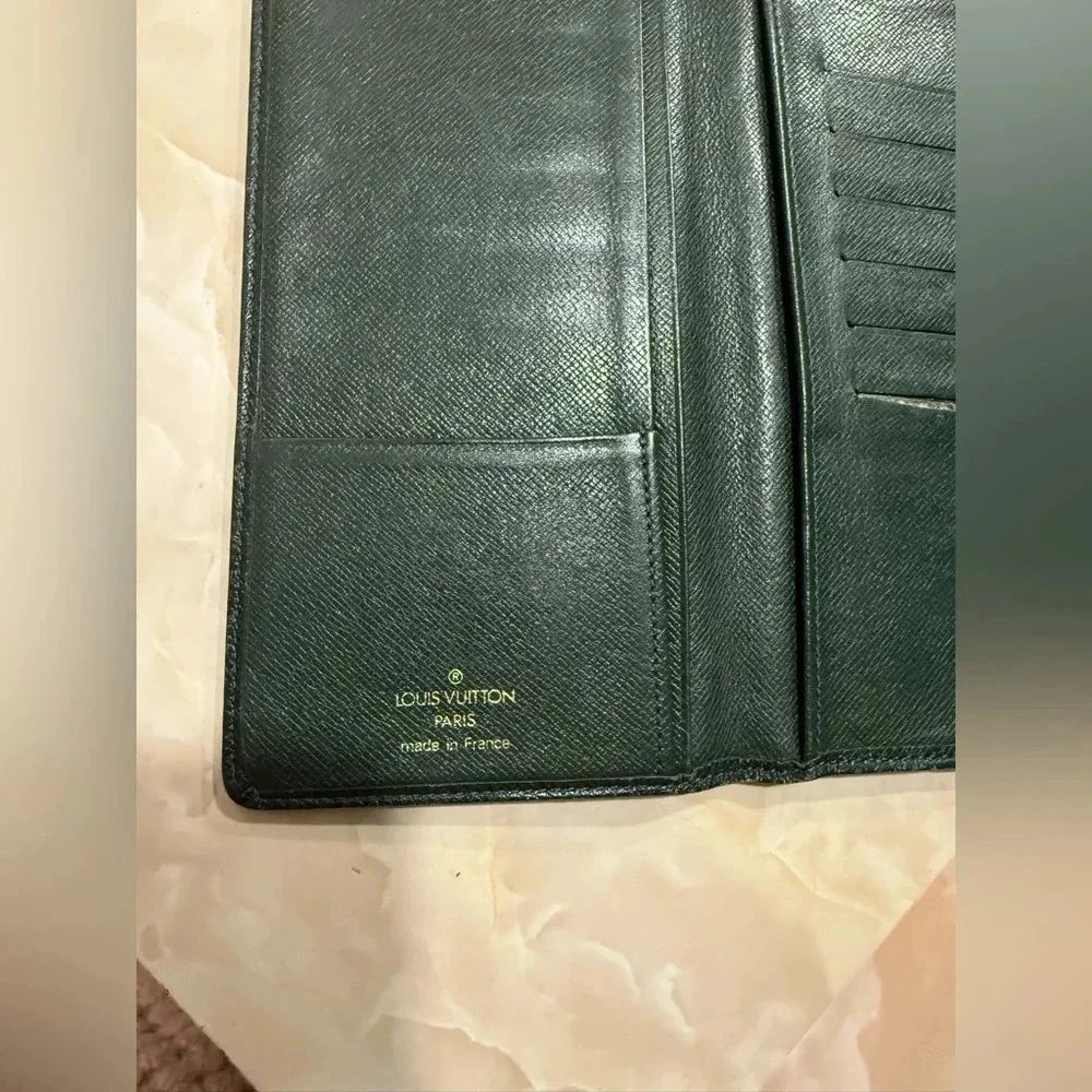 💯 Authentic Louis Vuitton Taiga Leather Long Wallet (175)